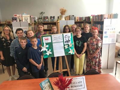 Uczniowie klasy siódmej z polonistką i bibliotekarką podczas Narodowego Czytania.

