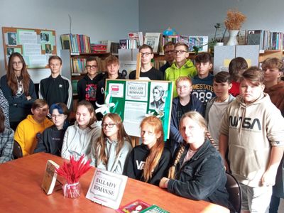 8. Uczniowie klasy ósmej z polonistką i bibliotekarką podczas Narodowego Czytania.