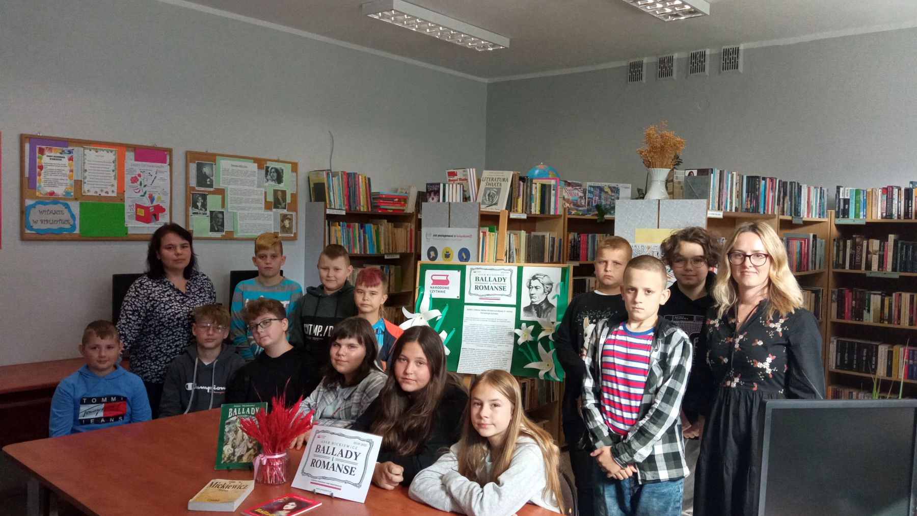 Uczniowie klasy piątej z polonistką i bibliotekarką podczas Narodowego Czytania.

