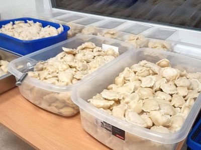 Przygotowane pojemniki z pierogami. 