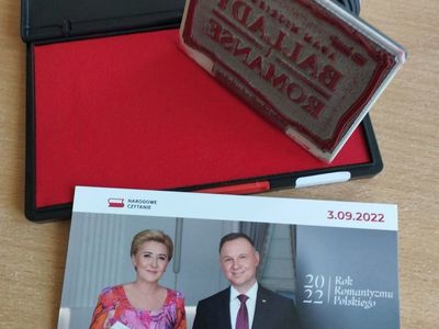 Pieczątka Narodowego Czytania i plakat pary prezydenckiej.