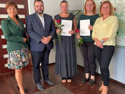 Dyrektor ZS Ostrowiec - Barbara Chylewska, wójt Radosław Nowakowski i dwie mianowane nauczycielki.