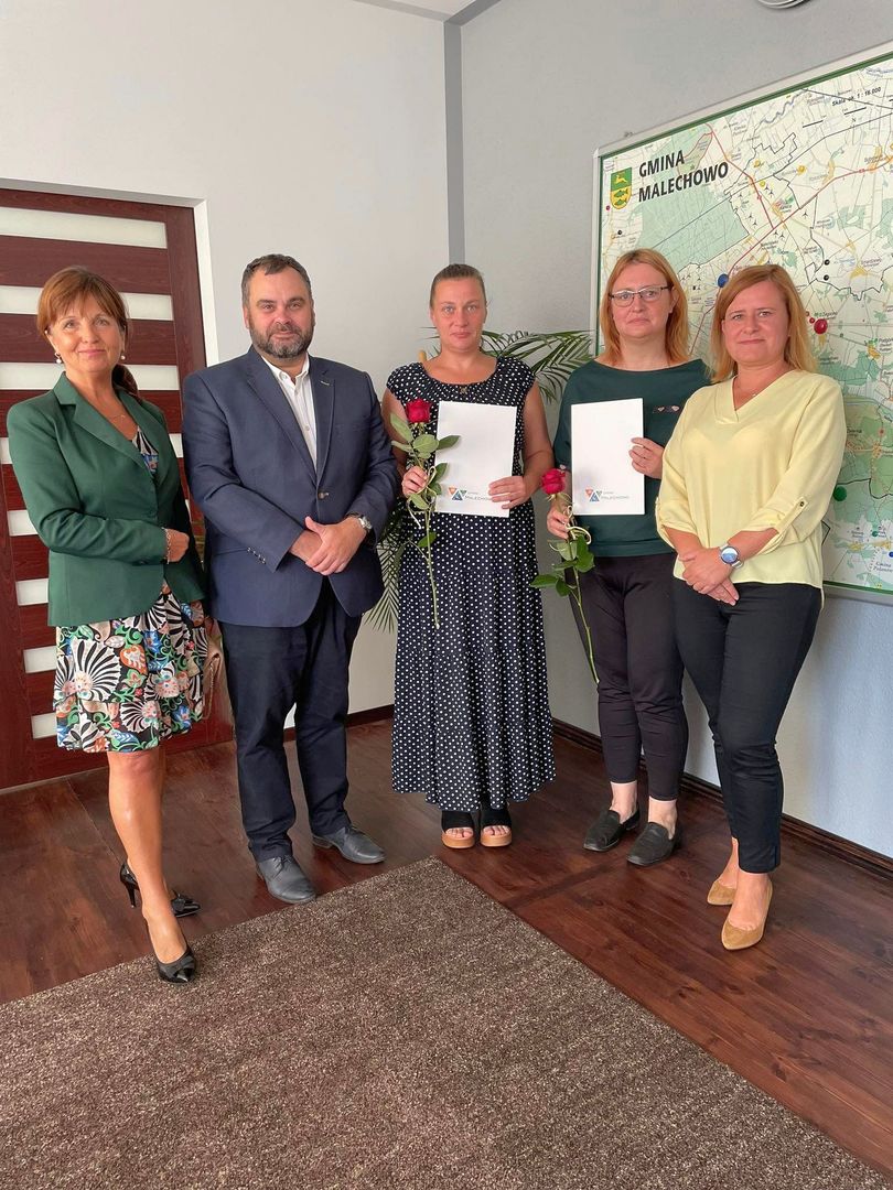 Dyrektor ZS Ostrowiec - Barbara Chylewska, wójt Radosław Nowakowski i dwie mianowane nauczycielki.