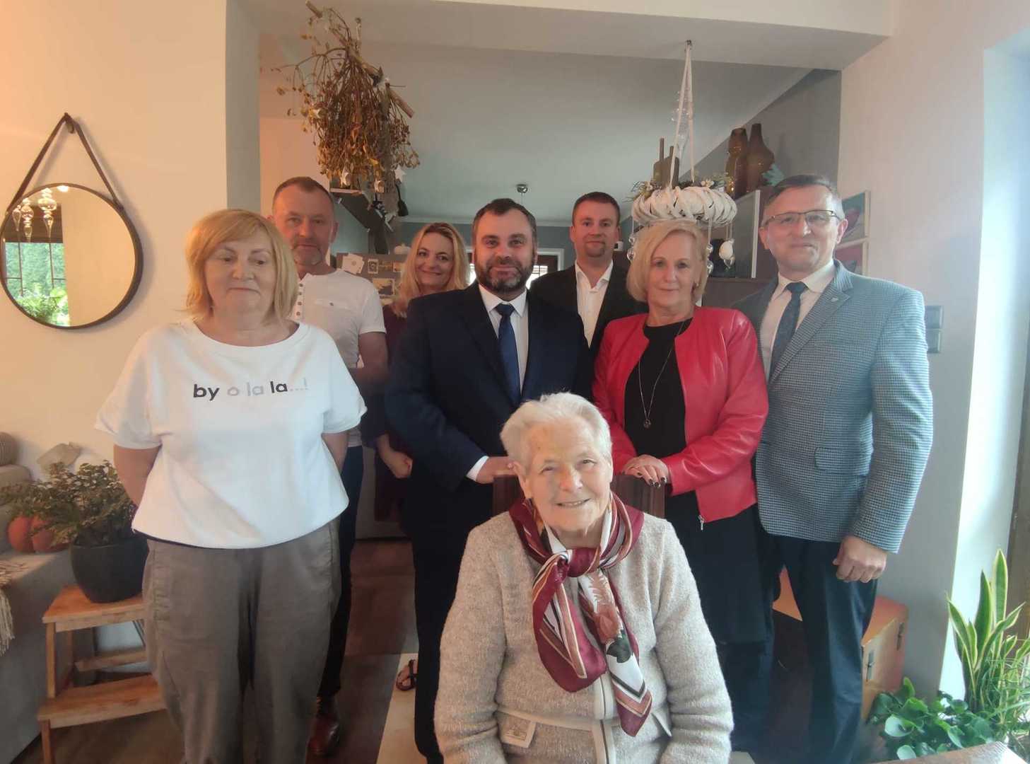 Stuletnia Genowefa Dul z rodziną i gośćmi. 