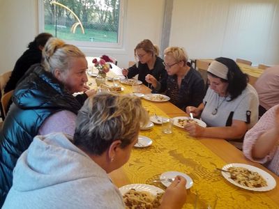 Kobiety z Sulechówka degustują przygotowane danie.