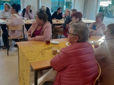 Kobiety z Sulechówka przysłuchują się prezentacji na temat sposobów przygotowywania nakrycia stołu. 