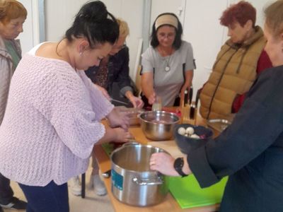Kobiety z Sulechówka degustują przygotowane danie. 