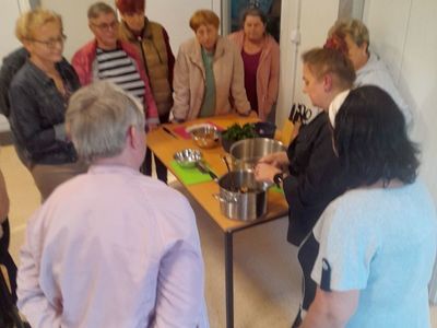 Kobiety z Sulechówka degustują przygotowane danie. 