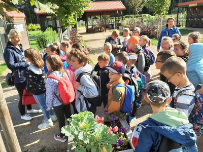 Dzieci z Zespołu Szkolno-Przedszkolnego w Malechowie słuchają z uwagą opowieści animatorki z Farmy Alexa. 