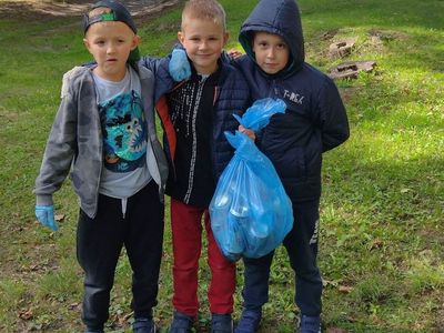 Uczniowie klasy drugiej Szkoły Podstawowej w Niemicy w trakcie Sprzątania Świata.