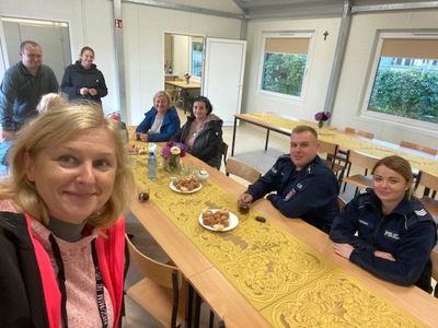 Dyrektor szkoły w Lejkowie, w tle policjanci i gospodarze Sulechówka. 