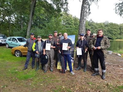 Uczestnicy i zwycięzcy zawodów organizowanych przez Koło PZW Niemica.