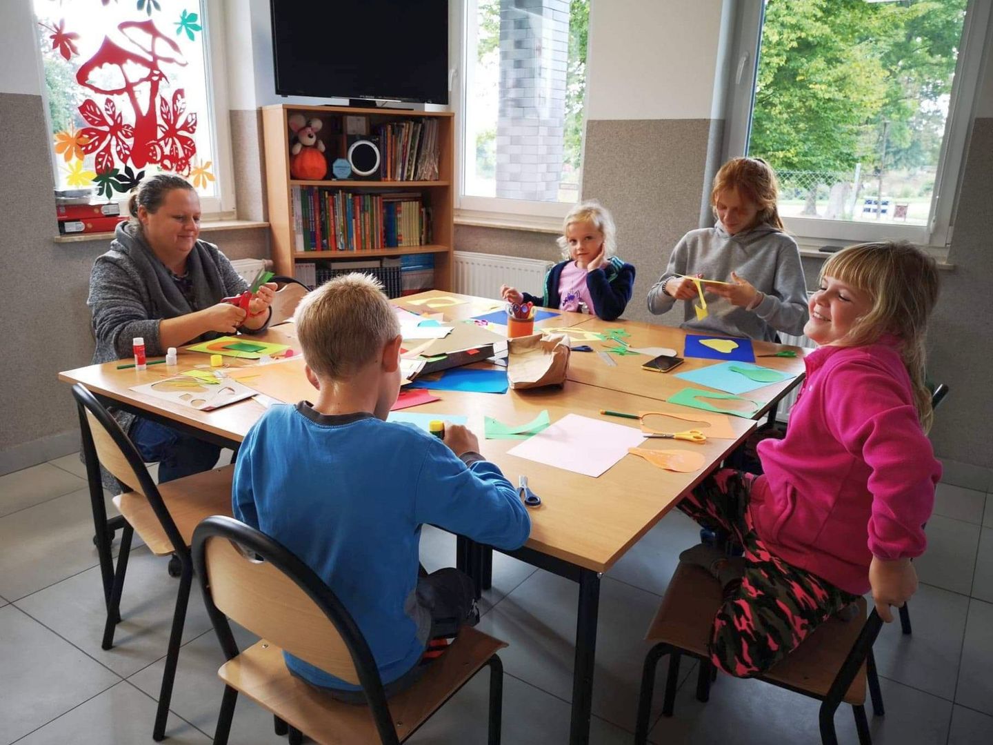 Dzieci z Kusic z wychowawczynią podczas przygotowywania prac plastycznych. 