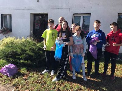 Grupa dzieci z bibliotekarzem z Lejkowa podczas akcji sprzątanie świata.