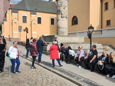 Grupa podróżników z Sulechówka wsłuchana w opowieść przewodnika.
