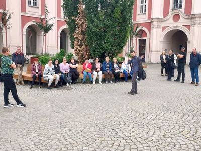 Grupa podróżników z Sulechówka wsłuchana w opowieść przewodnika.