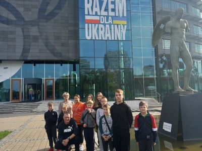 Dzieci z Lejkowa przed Muzeum Sportu.