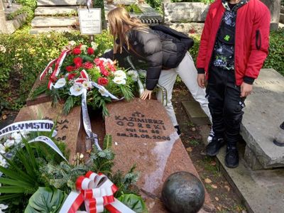Złożenie wiązanki przed grobem Kazimierza Górskiego.
