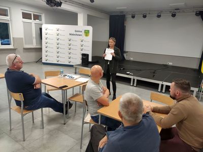 Prowadząca spotkanie dotyczące strategii i uczestnicy.