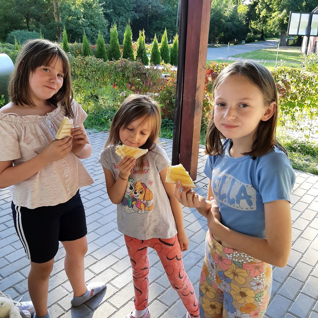 Dzieci w Przystaw spożywają przygotowane jedzenie. 