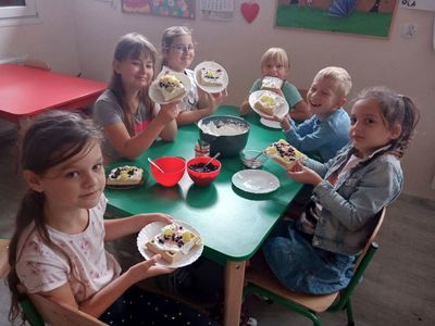 Dzieci z Placówki Wsparcia Dziennego w Niemicy zajadają się goframi.