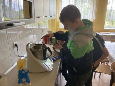 Chłopcy z Placówki Wsparcia Dziennego w Święcianowie przygotowują ciasto na bułki drożdżowe.