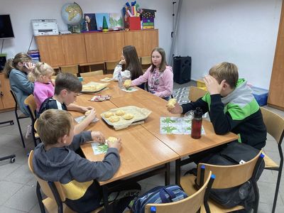 Dzieci z Placówki Wsparcia Dziennego w Święcianowie degustują wykonane przez siebie bułki drożdżowe z kruszonką.