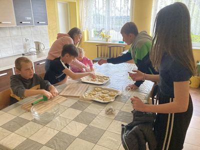 Dzieci z PWD Święcianowo posypują bułki kruszonką