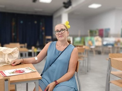 Dawczyni odpoczywa w Świetlicy Kultury w Malechowie po oddaniu krwi.