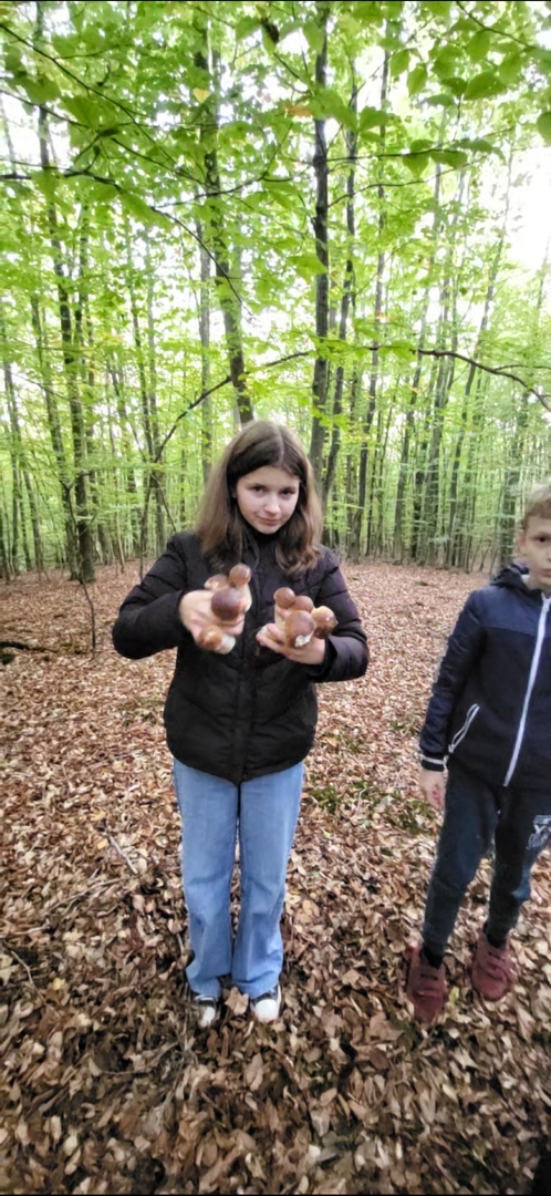 Wychowankowie Placówki Wsparcia Dziennego z Podgórek pozują z grzybami. 