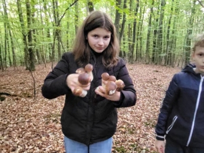 Wychowankowie Placówki Wsparcia Dziennego z Podgórek pozują z grzybami.