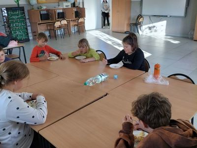 Dzieci z Placówki Wsparcia Dziennego w Kusicach zajadają się szarlotką.