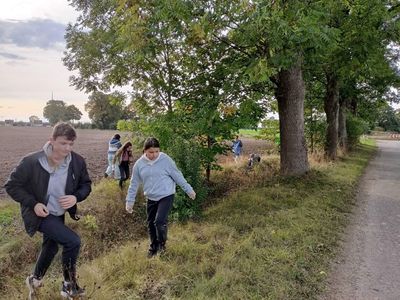 Dzieci z Karwic podczas akcji sprzątania przydrożnych rowów.