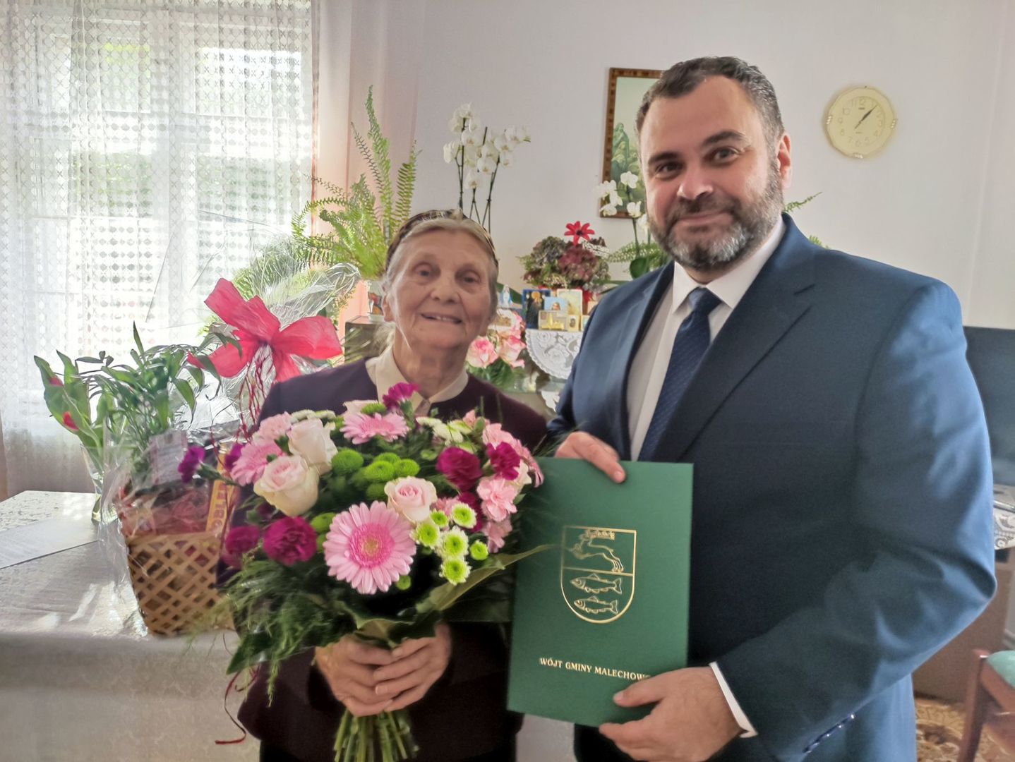 Halina Cieszewska z Pięćmiechowa i wójt Radosław Nowakowski. 