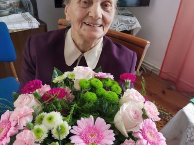 Dziewięćdziesięcioletnia mieszkanka Pięćmiechowa - Halina Cichecka.  