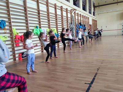 Dzieci podczas pierwszych zajęć karate.
