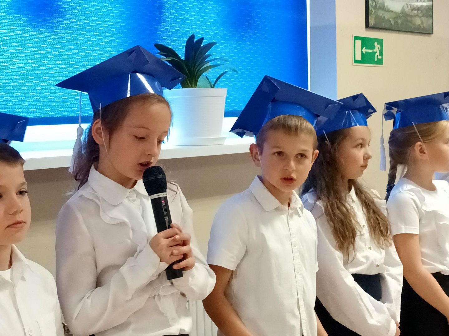 Uczniowie klasy pierwszej Szkoły Podstawowej w Niemicy podczas występu „Jestem uczniem”.