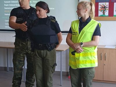 Strażnicy przedstawiają specyfikę swojej pracy. 