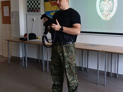 Funkcjonariusz SG przedstawia specyfikę swojej pracy. 
