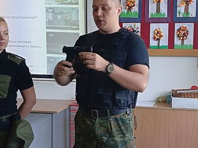 Funkcjonariusz SG przedstawia specyfikę swojej pracy. 