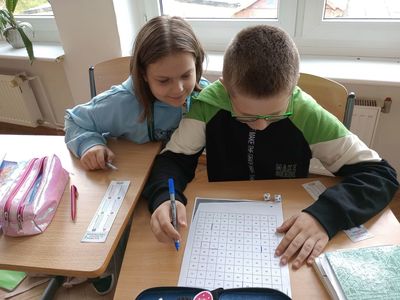 Uczniowie klasy czwartej ze Szkoły Podstawowej w Lejkowie w trakcie gry zamykanie kwadratów.