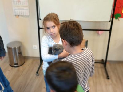 Dzieci w Placówki Wsparcia Dziennego w Gorzycy i dziewczynka z kotem.