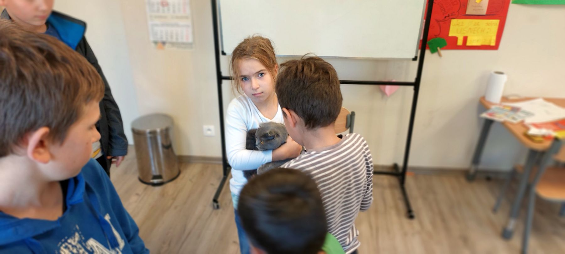 Dzieci w Placówki Wsparcia Dziennego w Gorzycy i dziewczynka z kotem.