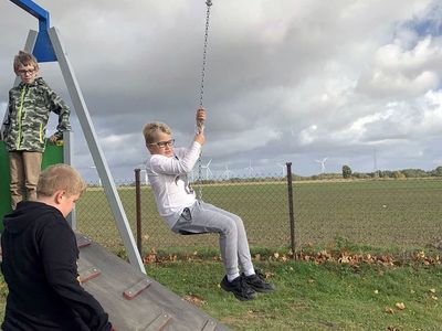 Dzieci ze Świetlicy Kultury w Malechowie korzystają z tyrolki. 