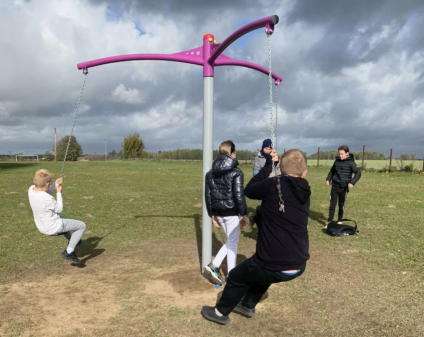 Dzieci ze Świetlicy Kultury w Malechowie bawią się, korzystając z karuzeli.