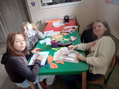 Dzieci z PWD Niemica przygotowują pracę plastyczną.