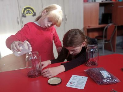 Dwie dziewczynki z Niemicy eksperymentują. 