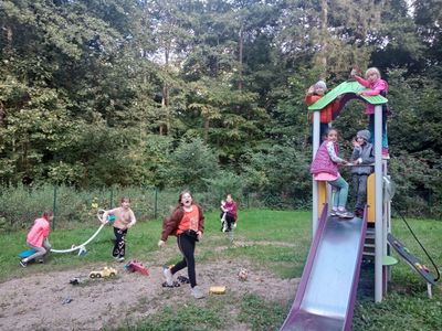 Dzieci z Niemicy na placu zabaw. 