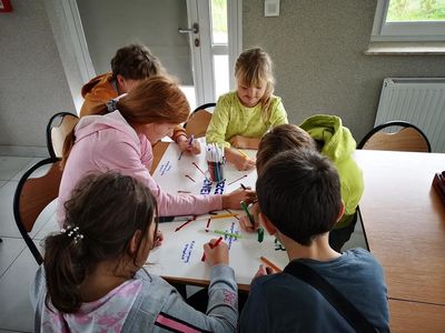 Dzieci z Kusic przygotowują plakat o oszczędzaniu.