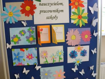 Gazetka z życzeniami dla pracowników szkoły.
